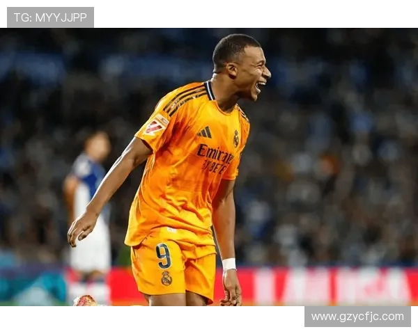 足球明星化身路人街头踢球展现真实风采引发热议