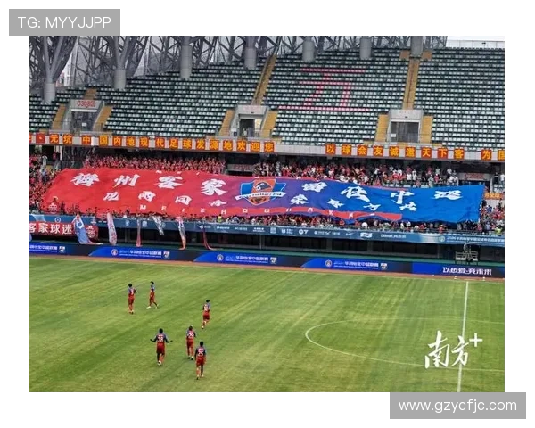 足球明星跨界挑战精彩瞬间踢球与上篮完美结合的视觉盛宴 足球明星跨界挑战精彩瞬间踢球与上篮完美结合的视觉盛宴