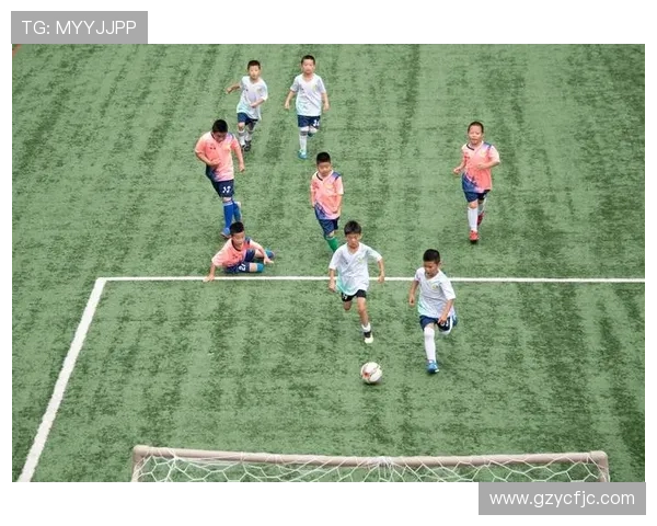 足球明星在训练中被教练意外发现潜力无限引发全队关注与期待