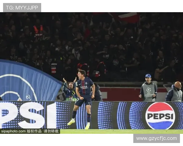 黑色背景下的足球明星人物魅力展现与传奇故事探秘